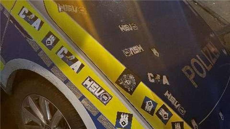 Während eines Einsatzes im Musikladen Heinbockel wurde der Streifenwagen mit HSV-Stickern übersät.