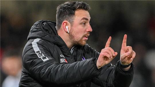 Während es Spiels gegen Verl gibt Frithjof Hansen am Spielfeldrand lautstark Anweisungen. Er sagt, er habe das Vertrauen von Cheftrainer Marco Antwerpen.