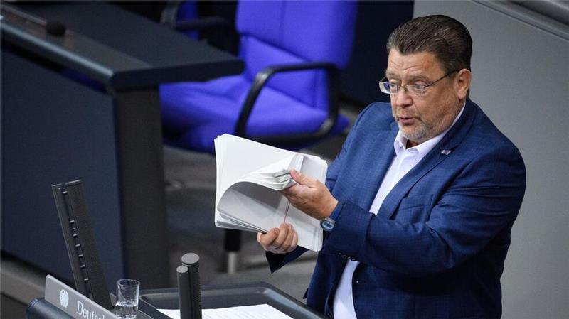 Bürokratieentlastungsgesetz beschlossen: Weniger Papierkram Während seiner Rede blättert Stephan Brandner (AfD) in einem Bündel Papier. Damit will er zeigen, welche Gesetze der Ampel-Regierung seiner Ansicht nach überflüssig sind.