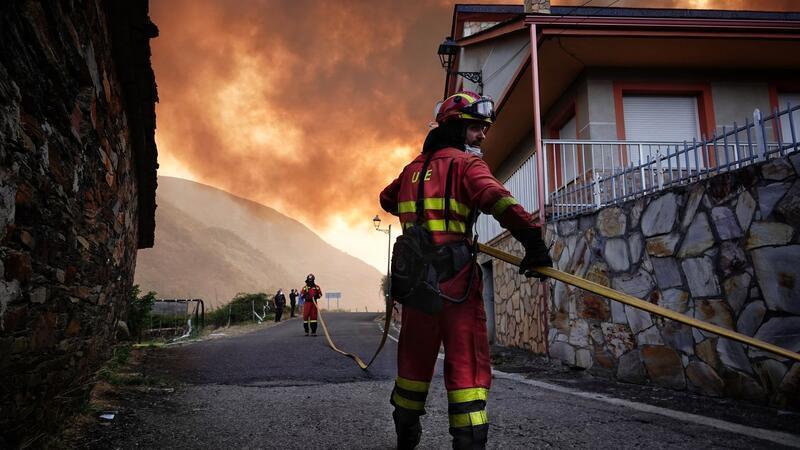 Tränen zum Abschied: Deutsche Feuerwehrleute auf Heimreise Während sich die Lage bei den Waldbränden in Spanien insgesamt leicht zu entspannen beginnt, wüten vor allem in Kastilien und León sowie in Galicien noch immer große Brände. (Archivbild)