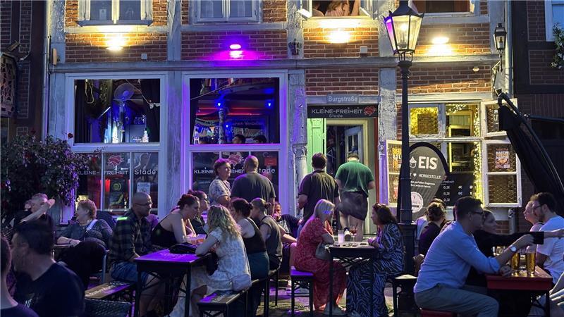 Altstadtfest Stade: So ging’s am Samstagabend in die heiße Phase Während um die 2500 Menschen am Platz am Sande Fußball gucken, genießen andere den lauschigen Sommerabend am Fischmarkt.