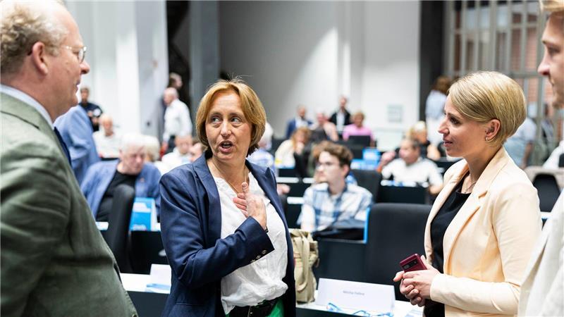 Zwischen Verfahren und AfD-Followern: Wer ist Vanessa Behrendt? Während von Storch (M) und Behrendt im Landtag über Kinderschutz sprachen, demonstrierten draußen mehrere Hundert Menschen. (Archivbild)