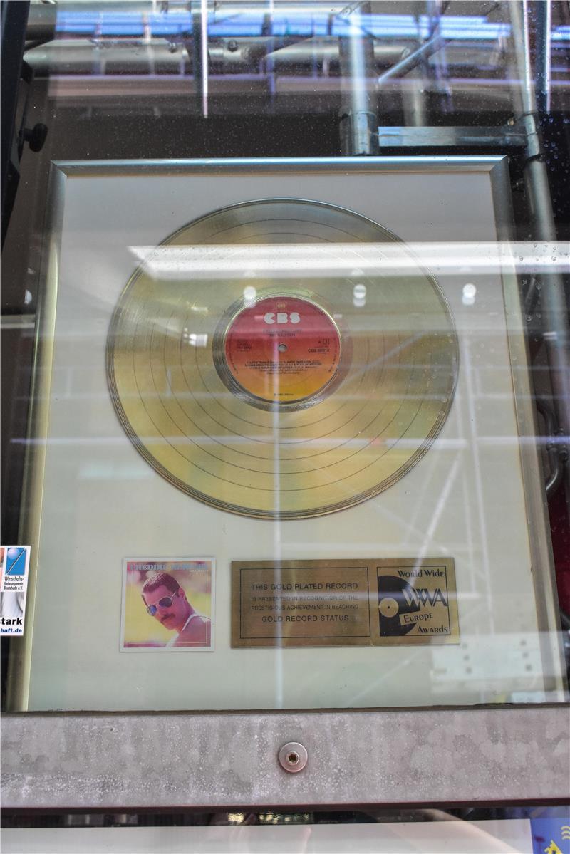 Hollywoodreif: Mit ChatGPT auf Entdeckungsreise durch Buxtehude Schallplatte von Freddie Mercury.