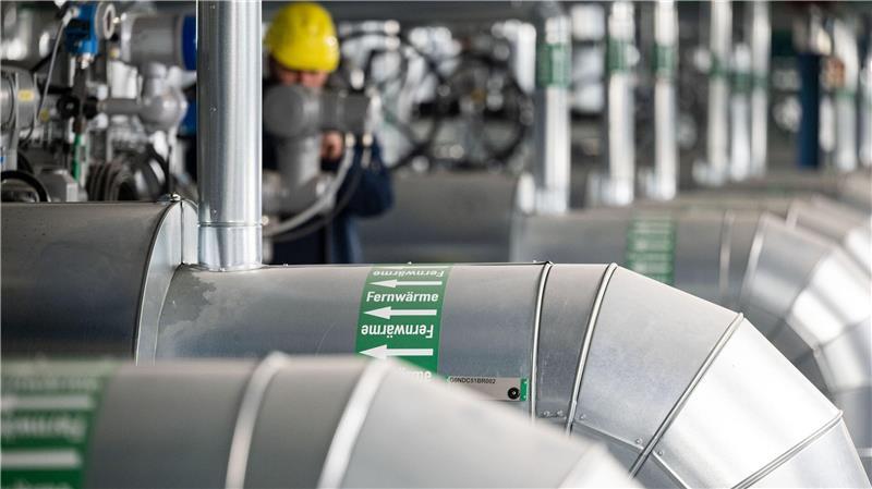 Wärmeplanung: Blick in die Fernwärmeverteilerstation eines Heizkraftwerks.