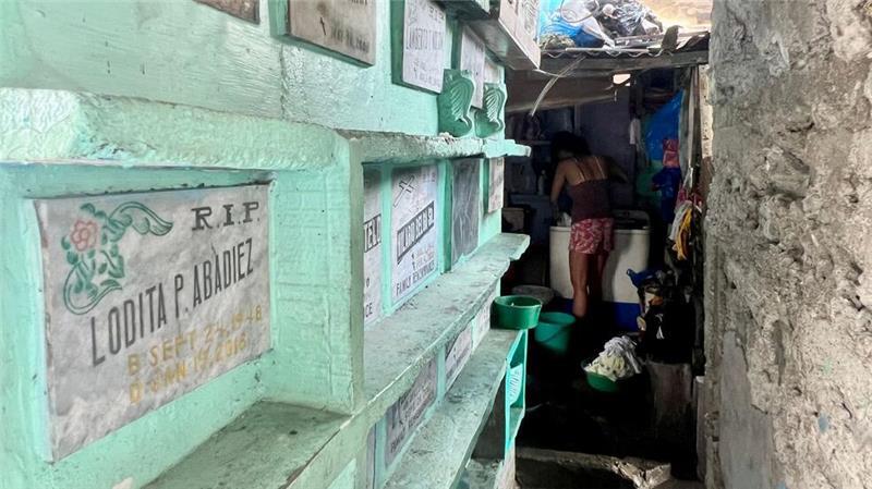 Leben mit den Toten - Der Friedhof-Slum von Manila Wäsche waschen zwischen Gräbern - Normalität auf dem Manila North Cemetery.