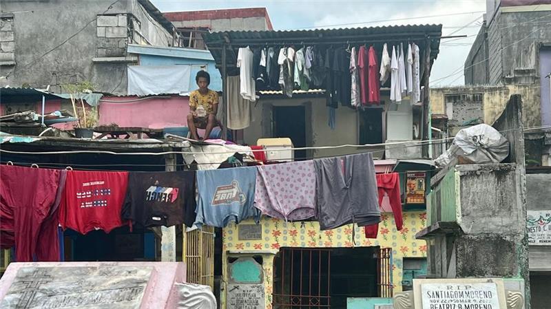 Leben mit den Toten - Der Friedhof-Slum von Manila Wäscheleinen über Gräbern - ein normales Bild auf diesem Friedhof.