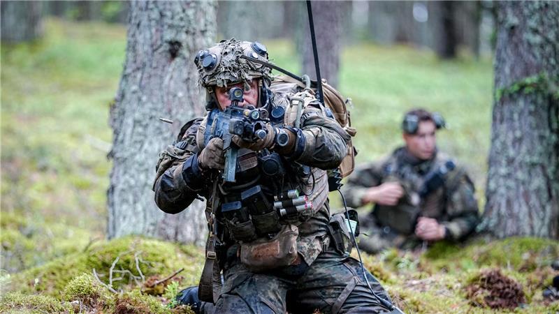 Gefechtsübung in Litauen: „Im Krieg wäre ich jetzt tot“ Waffe im Anschlag: Panzergrenadiere kämpfen im Wald.