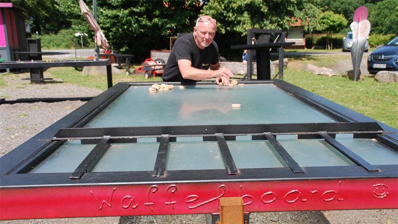 Waffelboard statt Shuffleboard: Volker Helms spielt mit seinen kreativen Ideen.