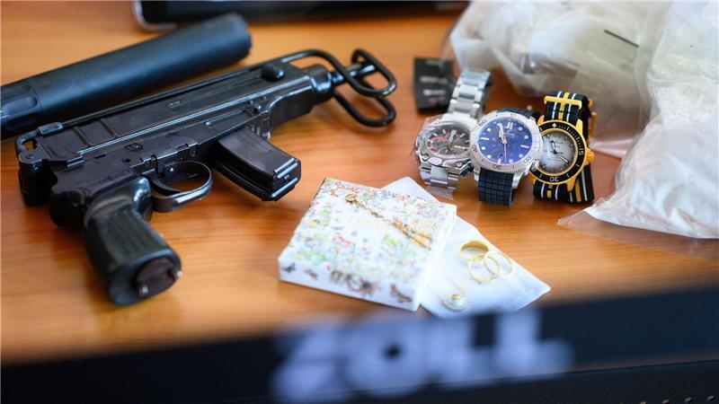 Waffen, Drogen, Luxusuhren - der Zoll wird bei Verbrecherbanden immer wieder fündig.
