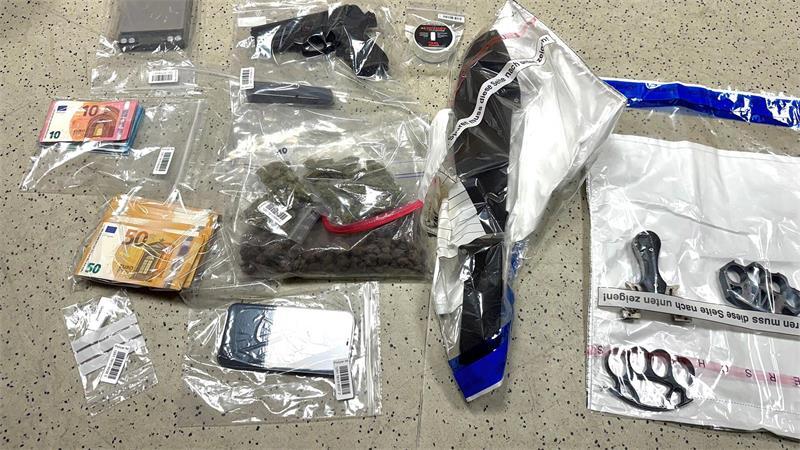 Großkontrolle an B73: Polizei wird bei Stader fündig Waffen und Bargeld sind bei dem jungen Stader sichergestellt worden.