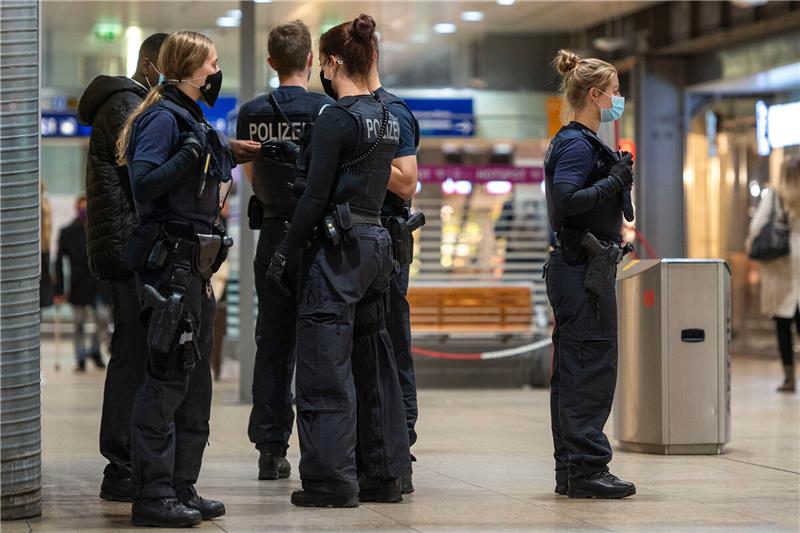 Waffenverbot: Kontrollen zeigen erste Wirkung Waffen verboten: Wer an den Adventswochenenden die Hauptbahnhöfe Hamburg, Hannover und Bremen betreten will, sollte Messer und andere gefährliche Gegenstände zu bestimmten Zeiten besser zu Hause lassen. Die Bundespolizei hat temporäre Waffenverbotszonen in diesen Bahnhöfen verhängt. Foto: Marius Becker/dpa