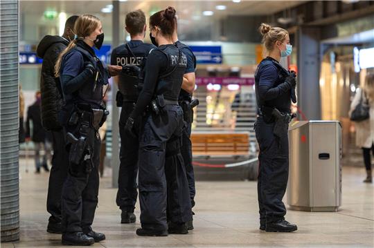 Waffen verboten: Wer an den Adventswochenenden die Hauptbahnhöfe Hamburg, Hannover und Bremen betreten will, sollte Messer und andere gefährliche Gegenstände zu bestimmten Zeiten besser zu Hause lassen. Die Bundespolizei hat temporäre Waffenverbotszonen in diesen Bahnhöfen verhängt. Foto: Marius Becker/dpa