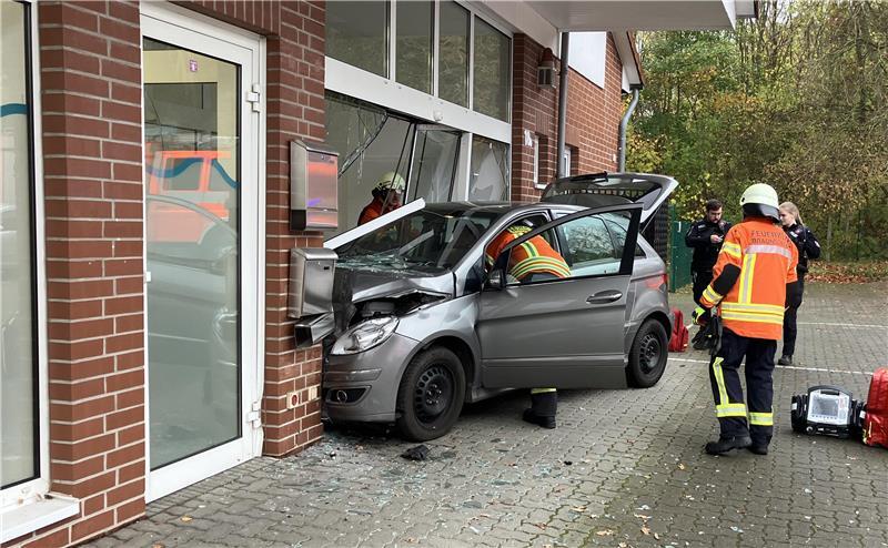 Auto fährt in Arztpraxis – Zwei Verletzte Wagen kracht in Arztpraxis (Symbolbild)