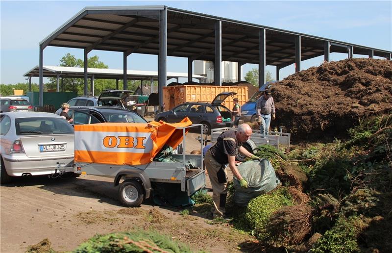 Wagen mit WL-Kennzeichen sind in Ardestorf oft zu sehen: Die Landkreis-Harburger dürfen ihren Grünabfall kostenlos abgeben . Fotos Michaelis