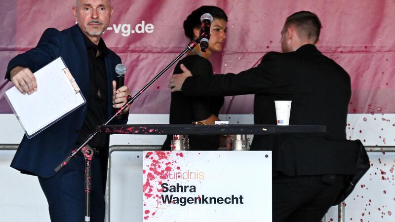 Wagenknecht mit Farbe bespritzt Wagenknecht bei Wahlkampfauftritt mit Farbe bespritzt.