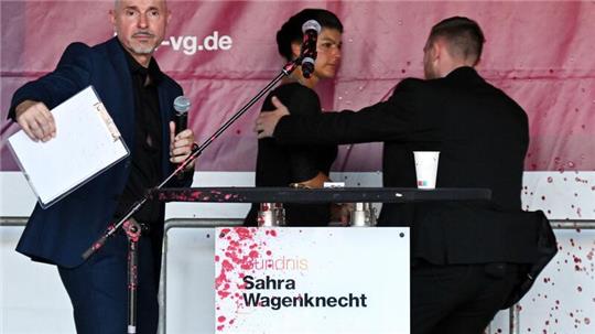 Wagenknecht bei Wahlkampfauftritt mit Farbe bespritzt. 