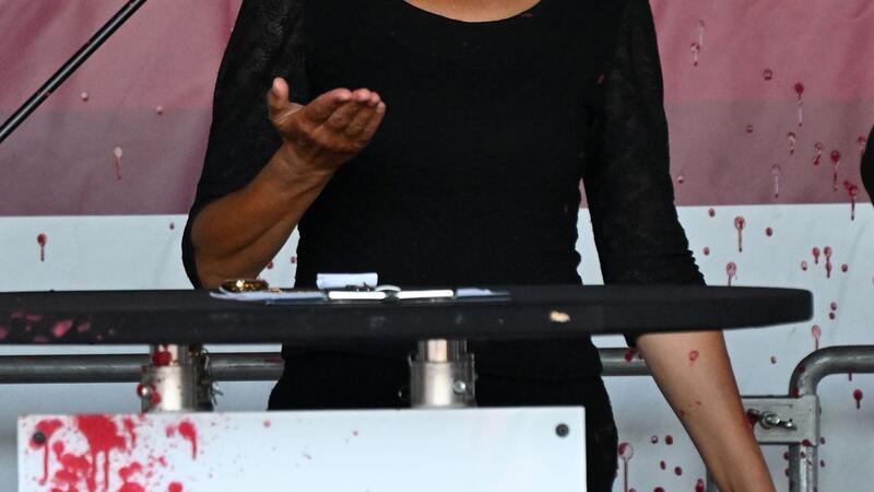 Wagenknecht mit Farbe bespritzt Wagenknecht bei Wahlkampfauftritt mit Farbe bespritzt.
