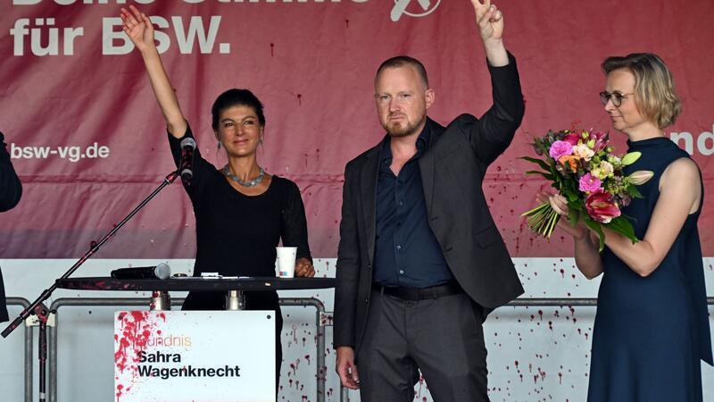 Wagenknecht mit Farbe bespritzt Wagenknecht in Erfurt mit Farbe bespritzt.