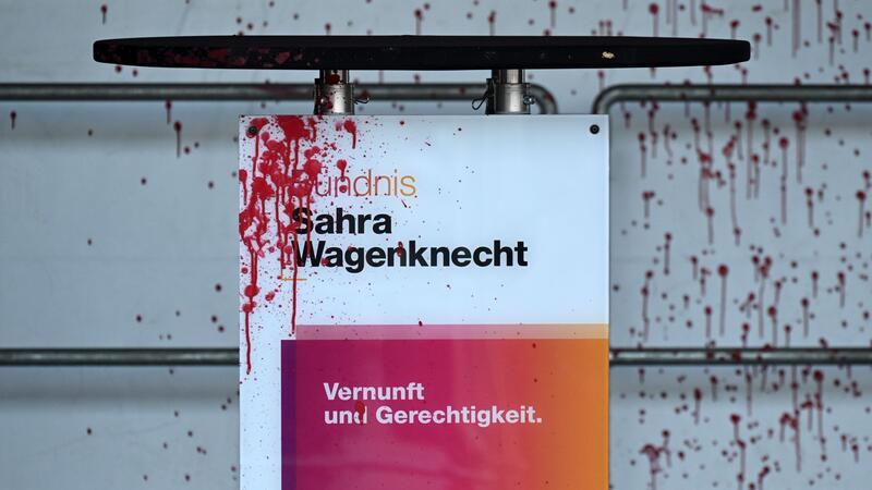 Wagenknecht mit Farbe bespritzt Wagenknecht mit roter Farbe besprüht.