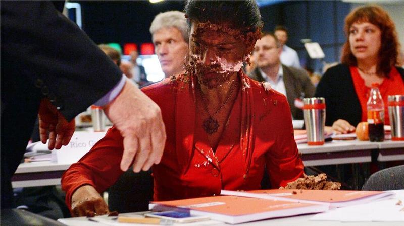 Wagenknecht wird von einer Sahnetorte mitten ins Gesicht getroffen. (Archivbild)