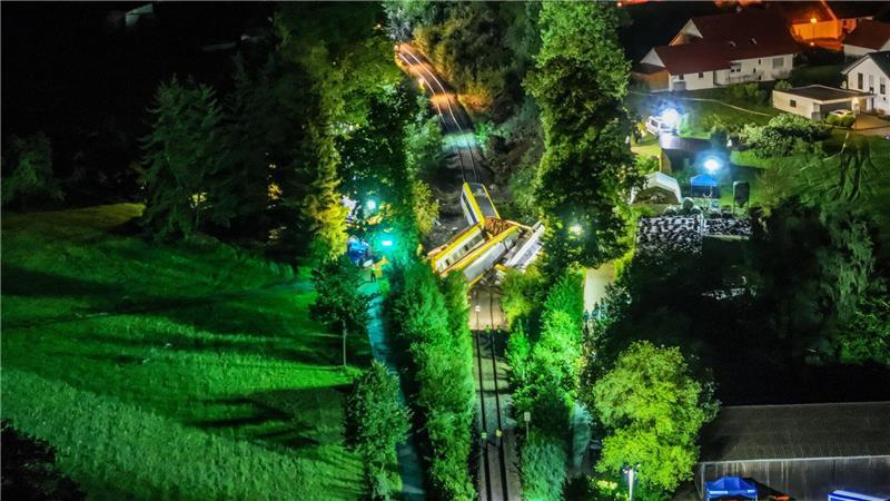 Bilder des Tages Waggons eines entgleisten Regionalzugs liegen auf einer Bahnstrecke im Landkreis Biberach im Südosten Baden-Württembergs.