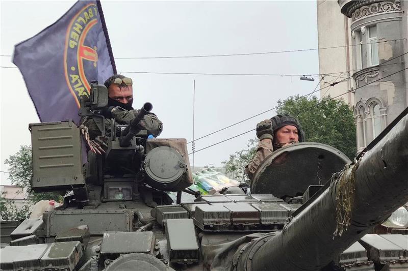 Institut: Wagner weiter Gefahr für Ukraine Wagner-Sölner in Rostow am Don: Die Söldnergruppe könnte laut Experten als geeinte und große Formation mit militärischer Ausrüstung unter Kontrolle der russischen Nationalgarde oder des Verteidigungsministeriums zur Gefahr werden.