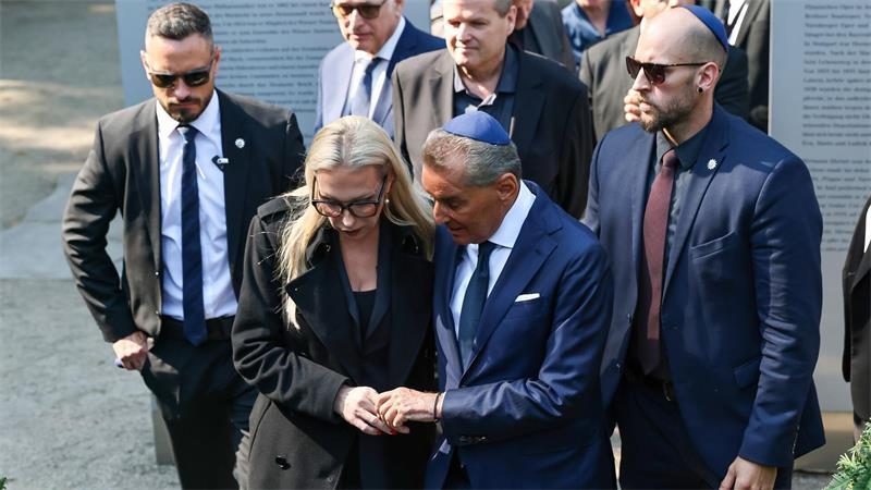 „Nein“ zum Rechtsruck - Bayreuths neues Gesicht Wagner und Friedman halten sich an den Händen.