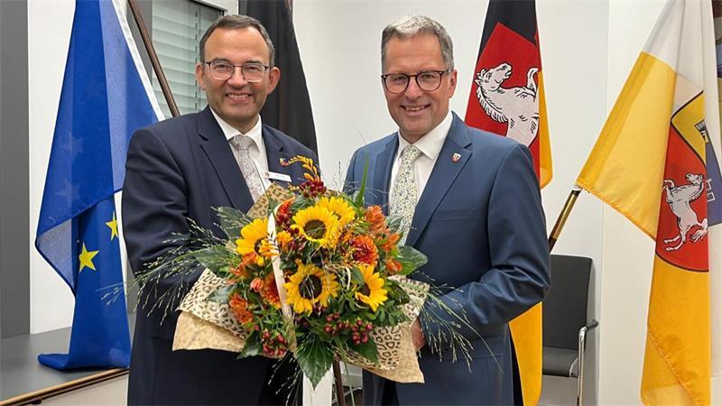 Überwältigender Sieg: Kai Seefried bleibt Stader Landrat Wahlabend im Kreishaus: Landrat Kai Seefried ist wiedergewählt. Hier gratuliert der Kreiswahlleiter und Erste Kreisrat Thorsten Heinze (links).
