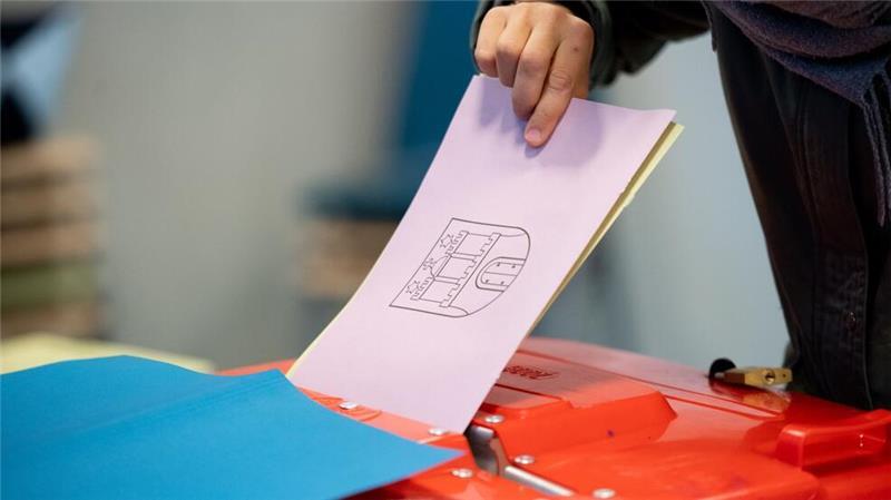 Wahlberechtigte Hamburgerinnen und Hamburger können bereits in dieser Woche per Briefwahl über die Bürgerschaft abstimmen. (Archivbild)