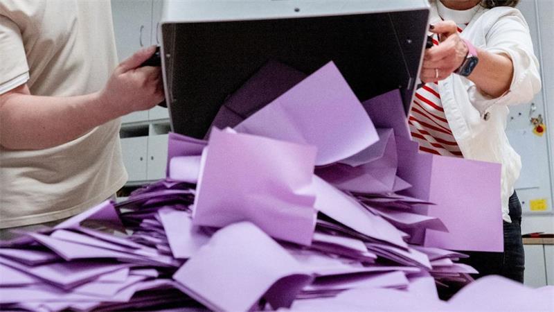 Wahlhelfer entleeren in einem Wahllokal eine Wahlurne mit den Stimmzetteln für die Kommunalwahl in Niedersachsen.