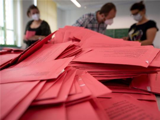 Wahlhelfer und Wahlhelferinnen öffnen in Magdeburg die Umschläge der Briefwahl. Foto: Hendrik Schmidt/dpa-Zentralbild/dpa