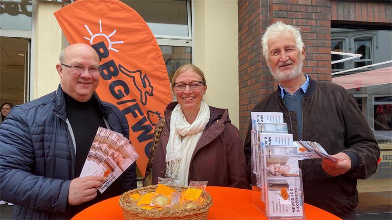 Wahlkampf-Endspurt im Team: Katharina Mewes hat ihre Mitstreiter von der BBG/FWG, Stephan Griebel und Wilfried Peper, an der Seite.