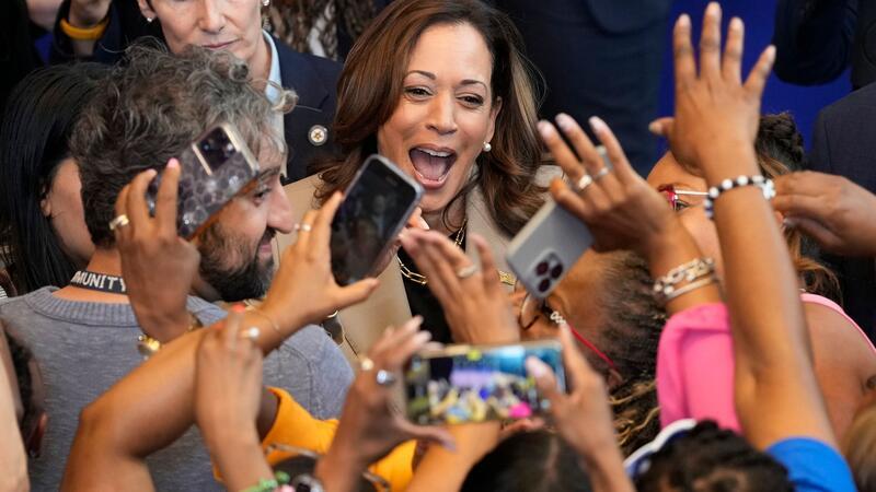 Wahlkampf in den USA: Kamala Harris wird von ihren Anhängern gefeiert, als hätte sie schon gewonnen.
