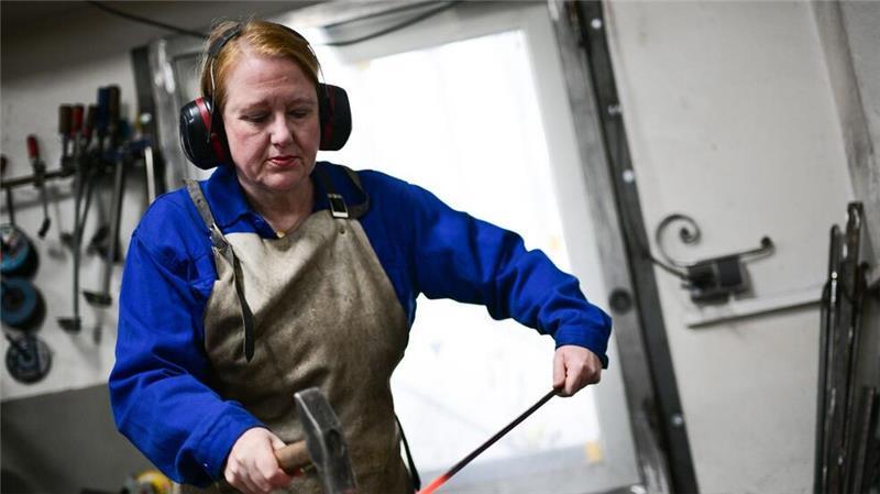 Wahlkampf mit Symbolkraft: Lisa Paus schmiedet Eisen in Rixdorfer Schmiede