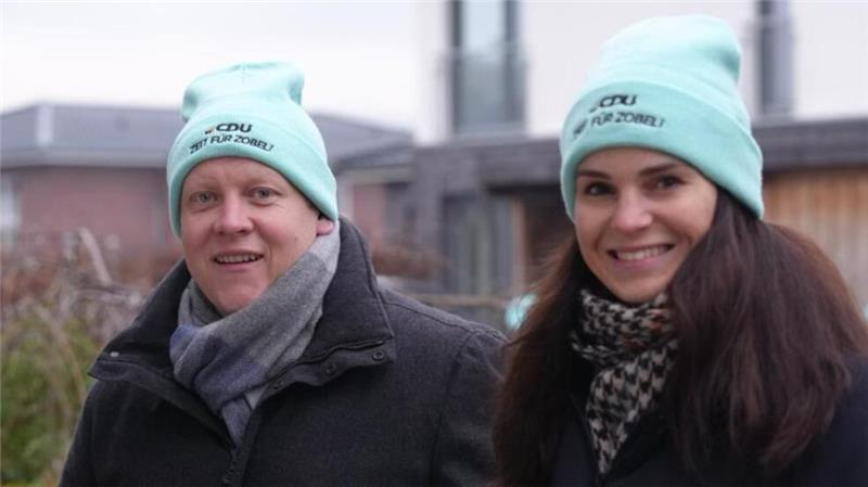 Keine guten Listenplätze für Kandidaten aus den Stader Wahlkreisen Wahlkampftour im Heimatort der Mitbewerberin: Vanessa Zobel beim Haustür-Wahlkampf in Harsefeld, dem Wohnort von SPD-Kandidatin Frauke Langen. Begleitet wird sie von dem Bundestagsabgeordneten Tilmann Kuban aus der Region Hannover.