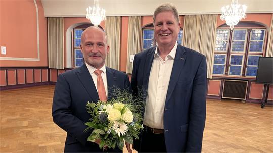 Wahlleiter Carsten Brokelmann (rechts) gratuliert Kai Koeser.