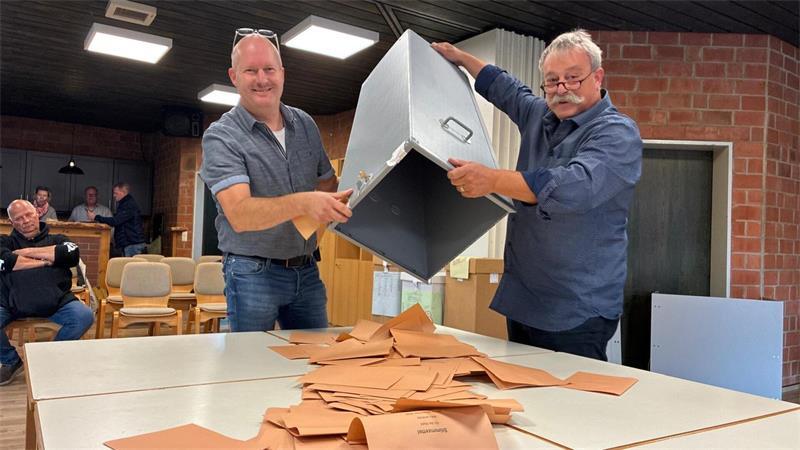 Wahlleiter Matthias Witt und Wahlhelfer Jochen Ahlf fangen in Krummendeich mit der Ausszählung an.