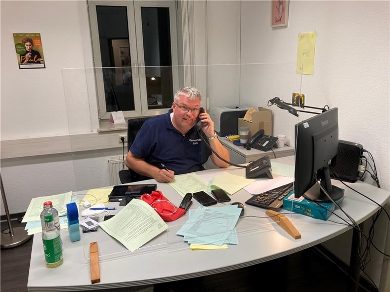 Sie wollen die Gemeinde Jork gemeinsam voranbringen Wahlleiter und Bürgermeister Matthias Riel (parteilos) in der Kommandozentrale der Kommunalwahl in Jork. Foto Vasel