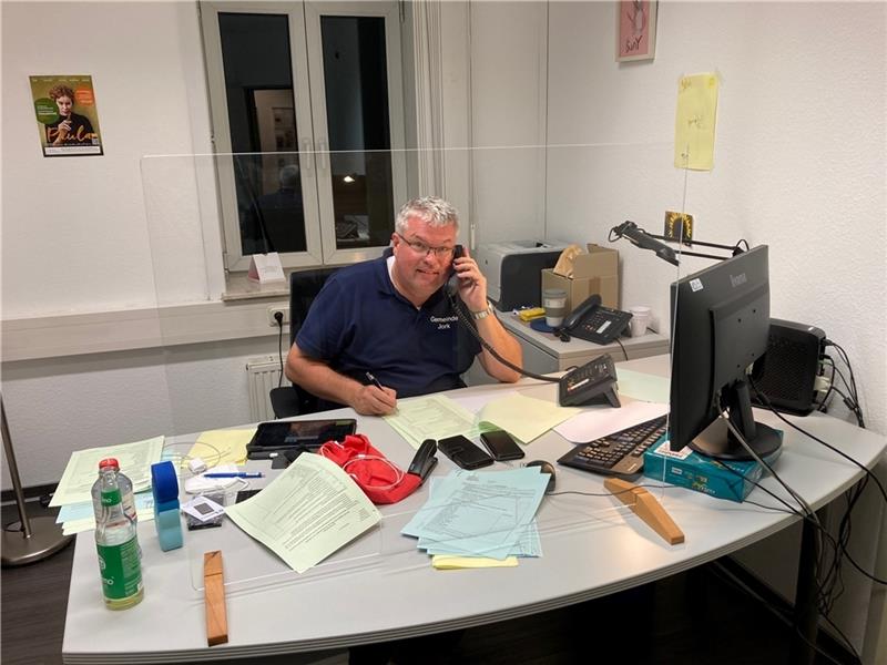 Wahlleiter und Bürgermeister Matthias Riel (parteilos) in der Kommandozentrale der Kommunalwahl in Jork. Foto Vasel