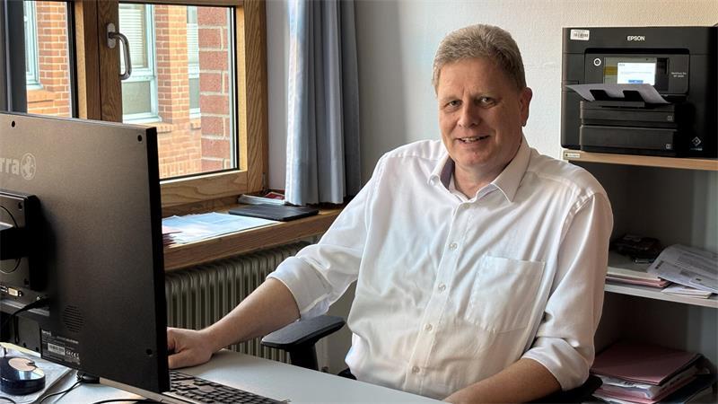 Wahlleiter und Stadtrat Carsten Brokelmann ist froh, dass sein Horrorszenario nicht eingetreten ist. Hätten beide Kandidaten genau gleich viele Stimmen bekommen, hätte er den Bürgermeister per Los bestimmen müssen.