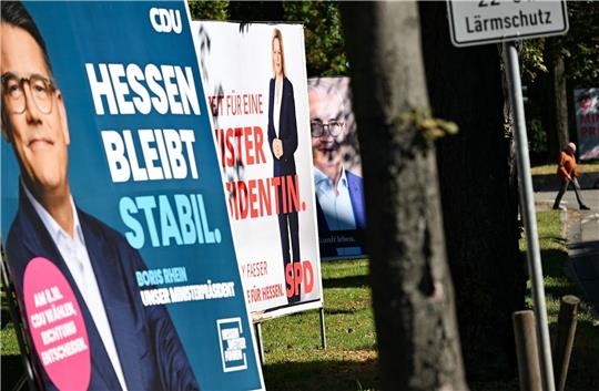 Wahlplakate der Spitzenkandidaten Boris Rhein (CDU), Nancy Faeser (SPD) und Tarek Al-Wazir (Bündnis 90/Die Grünen): Wer macht in Hessen das Rennen?