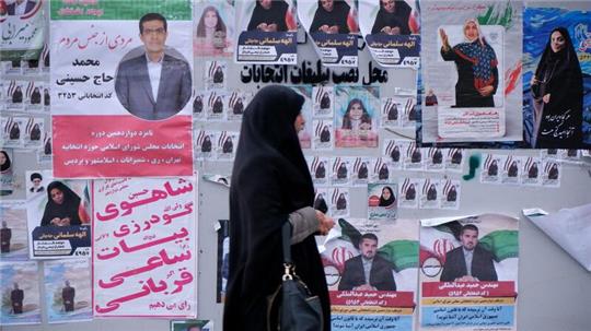 Wahlplakate in Teheran. Am Freitag wählt der Iran ein neues Parlament und den Expertenrat.