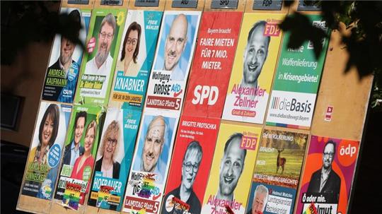 Wahlplakate verschiedener Parteien für eine Landtagswahl.