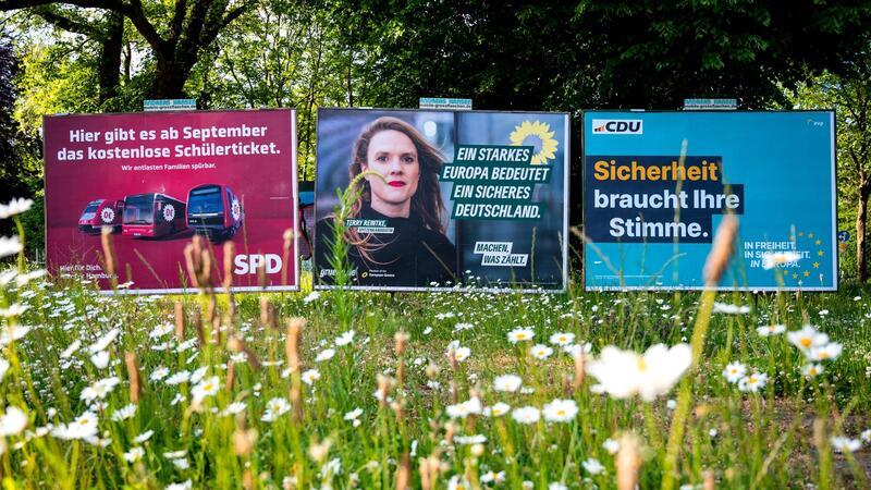 Mehr als 268.500 Menschen wollen in Hamburg per Brief wählen Wahlplakate zur Europawahl von der SPD, Bündnis90/ Die Grünen und der CDU stehen an einer Straße. Angesichts der jüngsten Angriffe im Wahlkampf haben auch die Hamburger Parteien Vorsichtsmaßnahmen ergriffen.