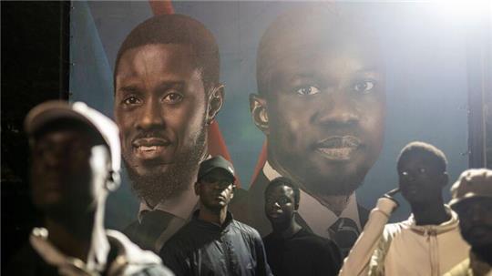 Wahlsieger Bassirou Diomaye Faye (auf Plakat l.) spielte bis vor Kurzem nur eine Nebenrolle als rechte Hand von Oppositionsführer Ousmane Sonko (r.).
