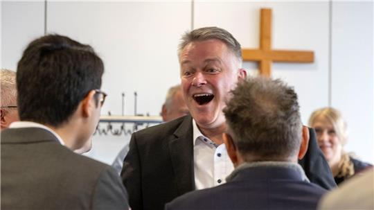 Wahlsieger Gordon Schnieder freut sich riesig mit seiner Fraktion.