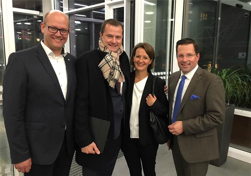 Wahlsieger Oliver Grundmann kommt mit seiner Frau Anja ins Kreishaus. Mit dabei auch CDU-Landtagskandidat Kai Seefried (rechts) und CDU-Mann Marco Mohrmann (links) Foto: Wisser