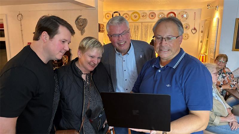 Wahlsieger unter sich: Timm Hubert und Partho Banerjea vom BVJ schauen mit Bürgermeister Matthias Riel und seiner Partnerin Sandra Hamer auf die Wahlergebnisse.