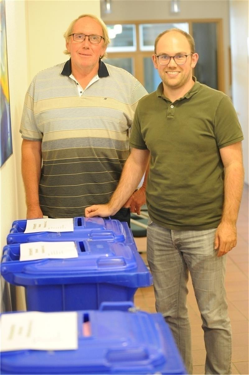 Wahlvorsteher Klaus Horwege (links) und Wahlleiter Gerrit Witt: In Drochtersen werden Mülltonnen kurzerhand zu Wahlurnen. Fotos: Berlin