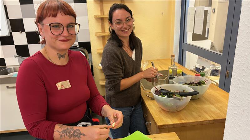 Wala (links) und Cheyanne bereiten in der Küche der Volkshochschule Buxtehude Salat für alle zu.